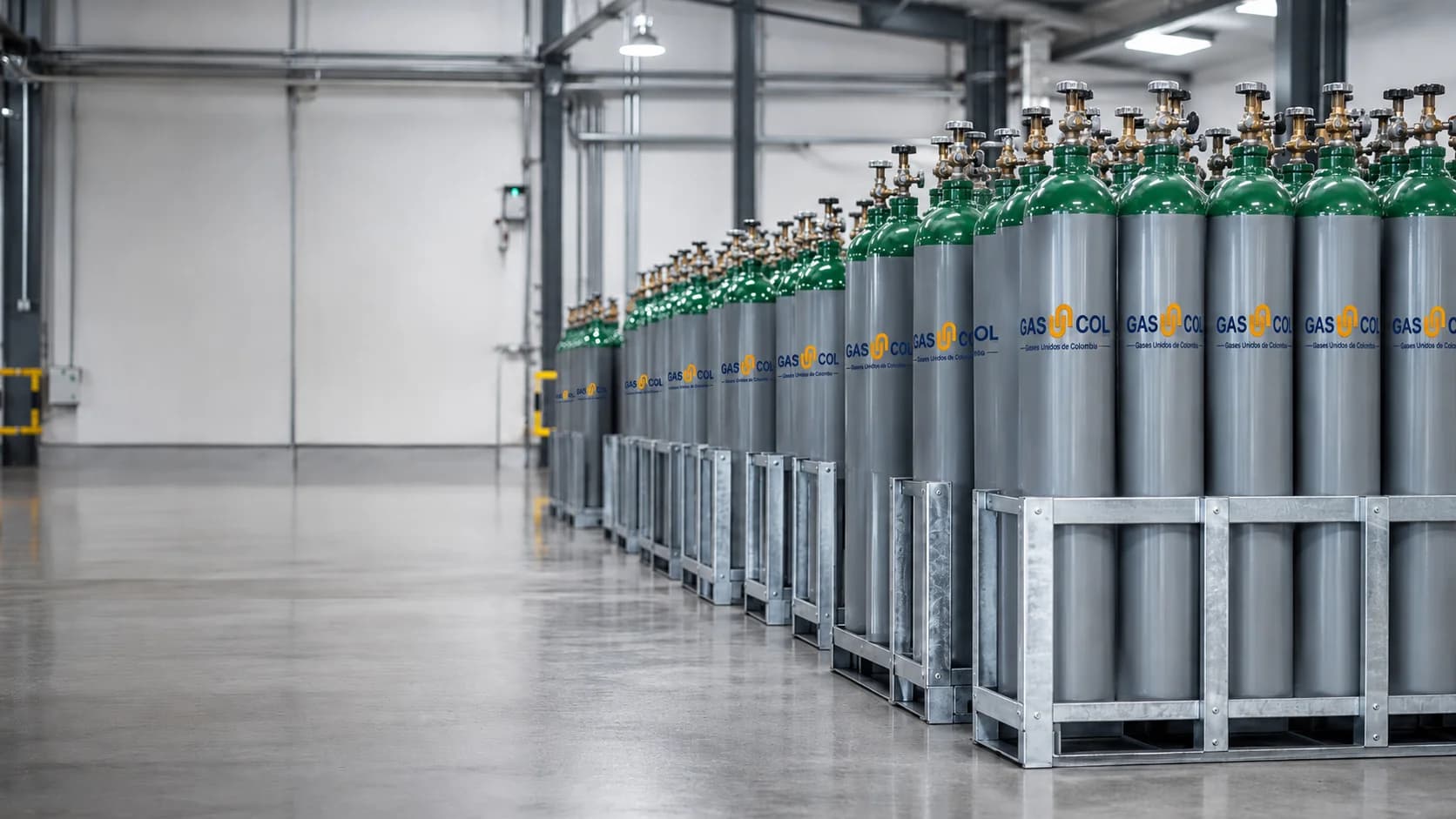 Cilindros de gases industriales GASUNCOL organizados para seguridad y calidad