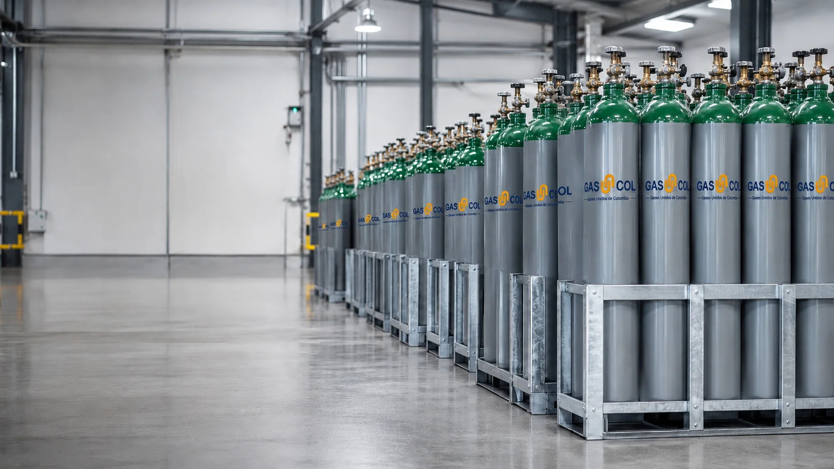 Cilindros de gases industriales GASUNCOL organizados para seguridad y calidad